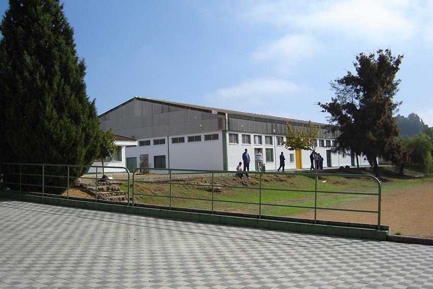 Zona de recreo, al fondo edificio de Talleres 018